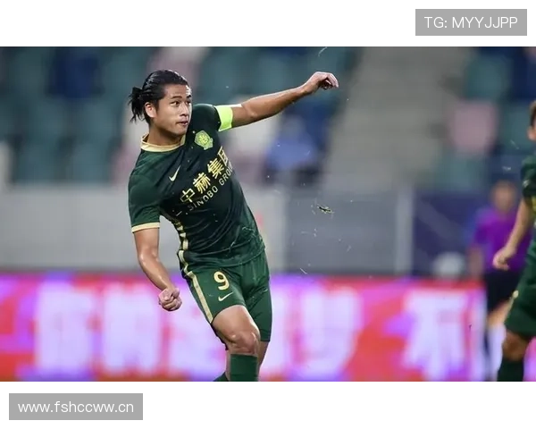 张玉宁家里竟然不像球星，厨房都能用上大爷的旧茶壶？这反差我服了！