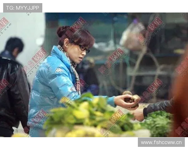 田亮穿睡衣下楼买菜那一刻，整个小区像被高端滤镜吞了